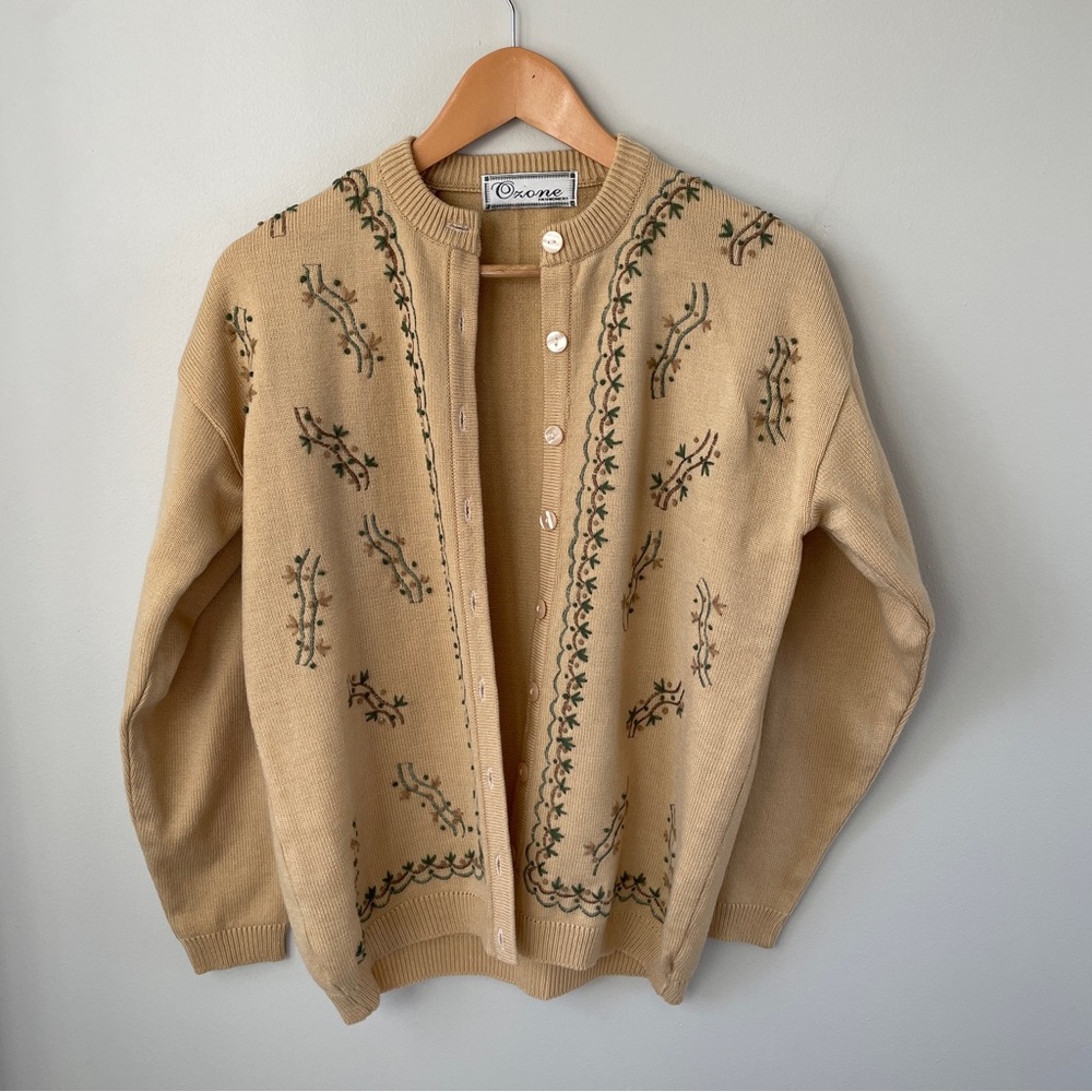 Chic Cream Cardigan with Embroidered Details - Picture 2 of 8